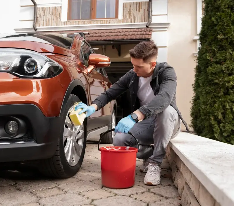 Lavage auto à domicile Anglards-de-Saint-Flour : professionnel intervenant sur un véhicule